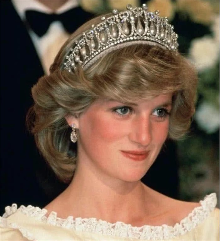 英国为女王珠宝拍摄纪录片