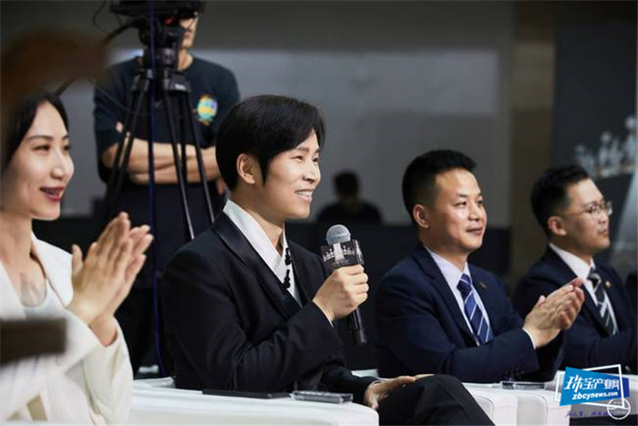 艺术家万云峰受邀Leysen莱绅通灵珠宝女王加冕盛典 艺术家万云峰受邀Leysen莱绅通灵珠宝女王加冕盛典