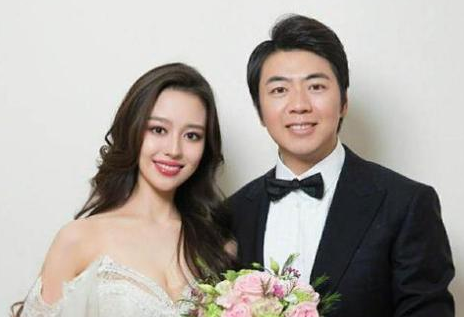 郎朗妈妈做饭还化妆，佩戴珠宝首饰比儿媳都多，细节看出婆媳关系