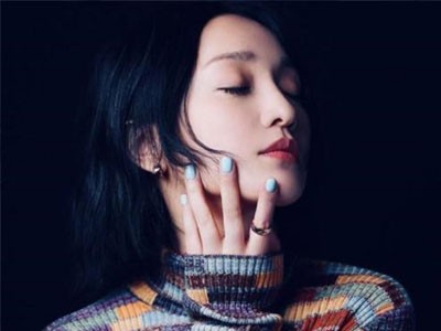 精灵女王周迅的珠宝搭配之道，精致轻灵，尽显她的迷人气质！