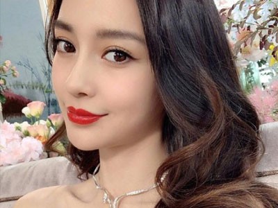 杨颖出战韩国，礼服的搭配高贵大气，与时尚珠宝结合性感又温柔！