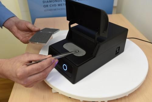 埃罗莎钻石检测仪鉴定钻石真伪：一本书大小的便携微型实验室