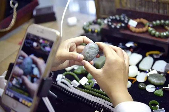 实体店受挫，商家转战“云”上卖玉