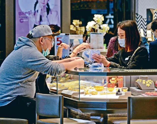 金价爆升 香港市民涌珠宝店出货