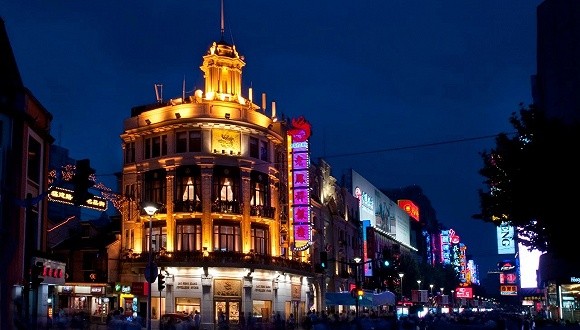 老凤祥净利14.08亿领跑A股同行    黄金珠宝头部企业集中拓展下沉市场