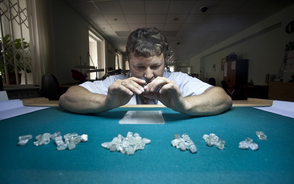 Alrosa举办线上竞标会 呈10.8克拉以上的毛坯钻石