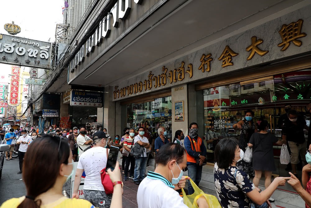 金价上涨致泰国民众贩卖手中黄金饰品