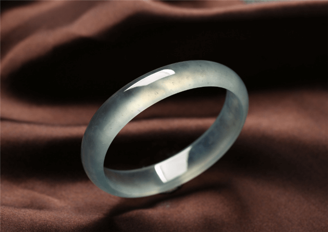 为什么翡翠的整体价格力压和田玉？从产地可略知一二！