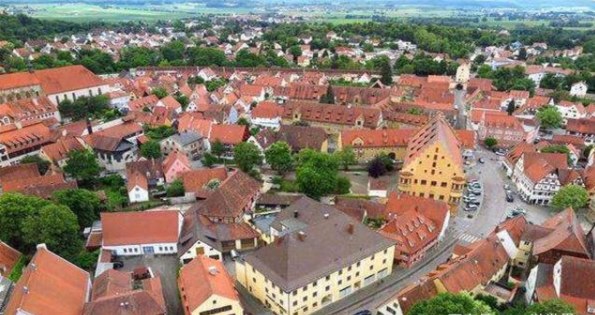 德一小镇建在陨石坑中全镇有7万吨钻石