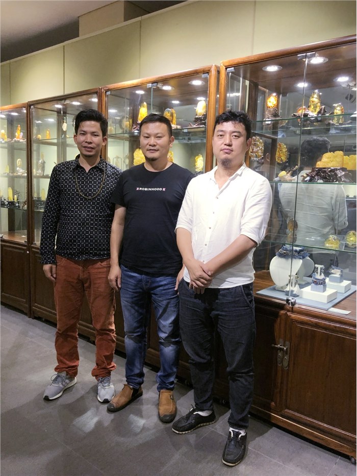 为业界提供一个展销、评审、交流平台  深圳市琥珀商会雕刻委员会成立