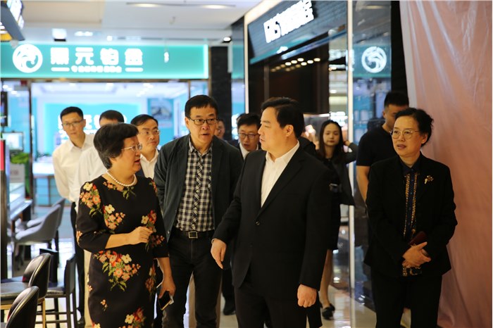 上海奉贤区区委书记庄木弟一行考察水贝万山