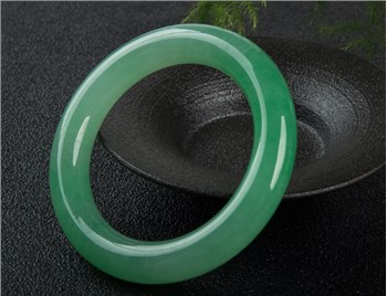 翡翠原石市场越来越严峻 翡翠手镯现状又如何？